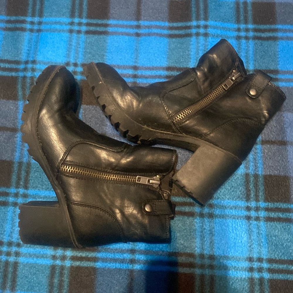 Women’s 8 Ankle Black Boots Madden girl pull on, zip up